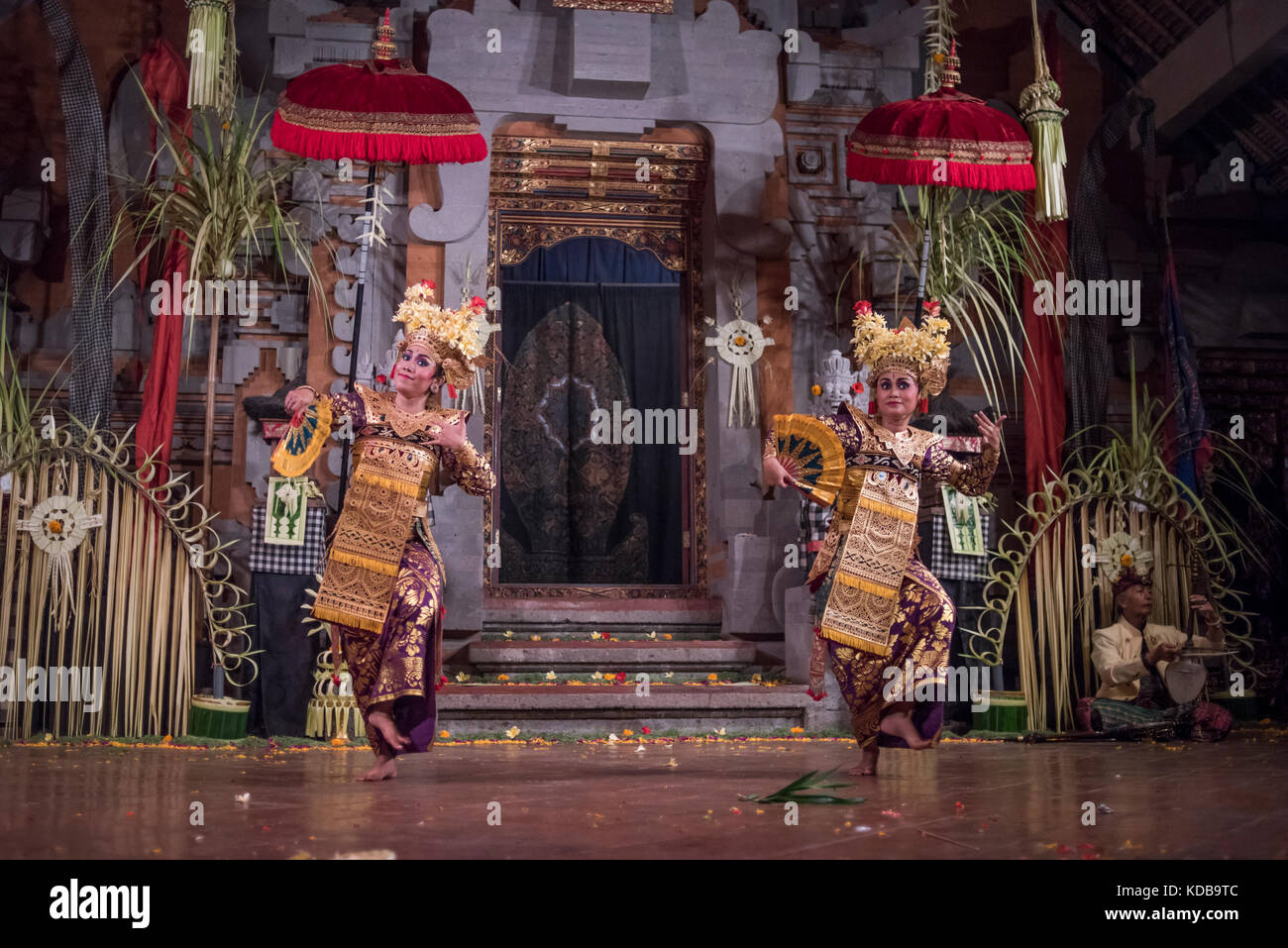 Il tradizionale design balinese legong ballerini eseguono in un teatro in Ubud, Bali, Indonesia. Foto Stock