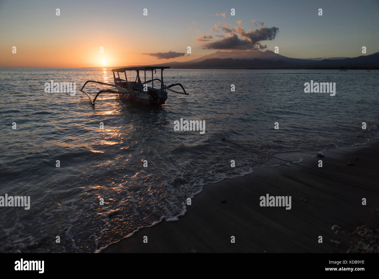 Una barca di legno ormeggiata in Gili Air durante il Sunrise, isole Gili, Indonesia. Foto Stock