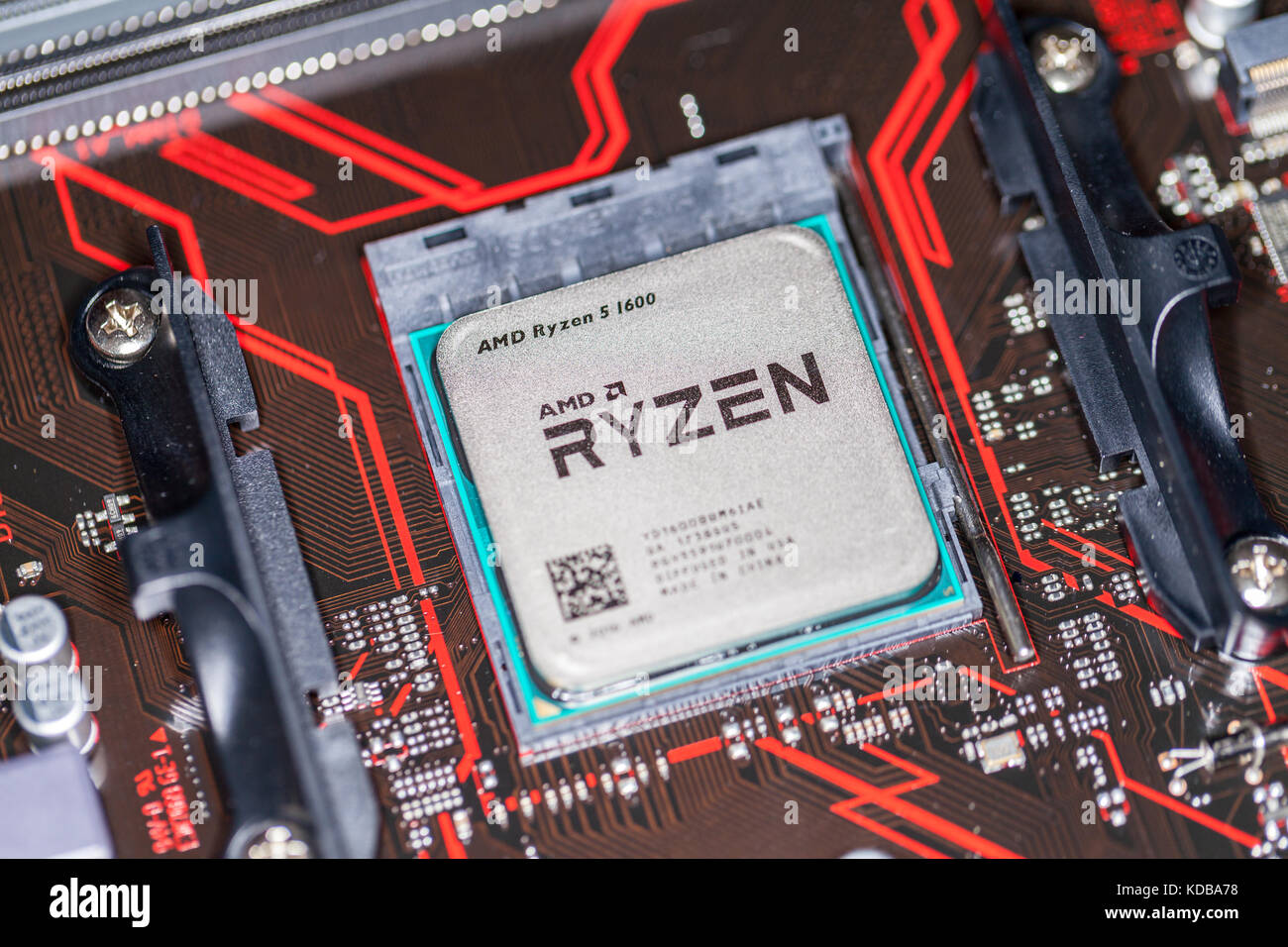 Hannover / Germania - 12 ottobre 2017: AMD ryzen chip di processore su un Asus prime 350 plus mainboard. Foto Stock