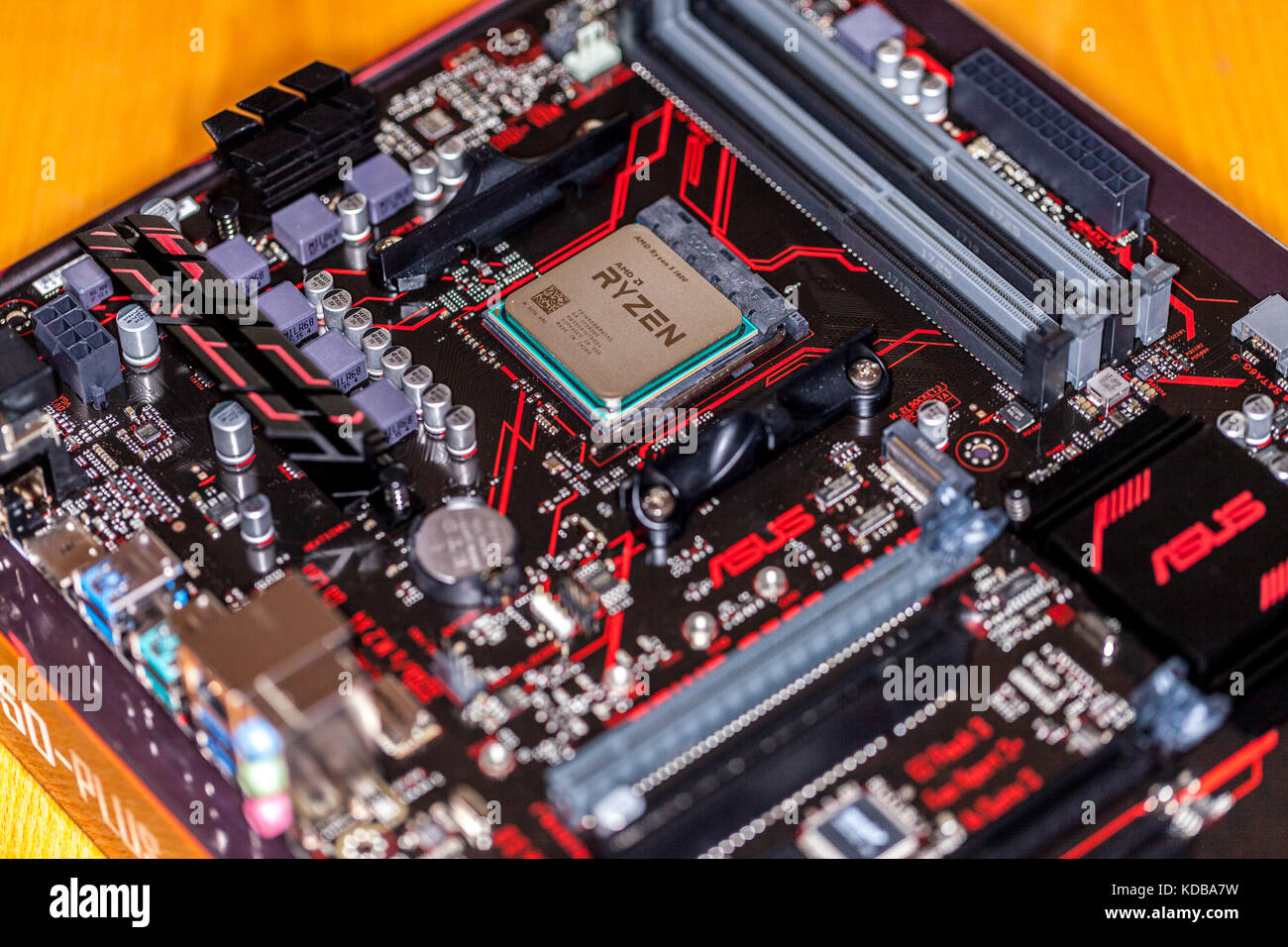 Hannover / Germania - 12 ottobre 2017: AMD ryzen chip di processore su un Asus prime 350 plus mainboard. Foto Stock