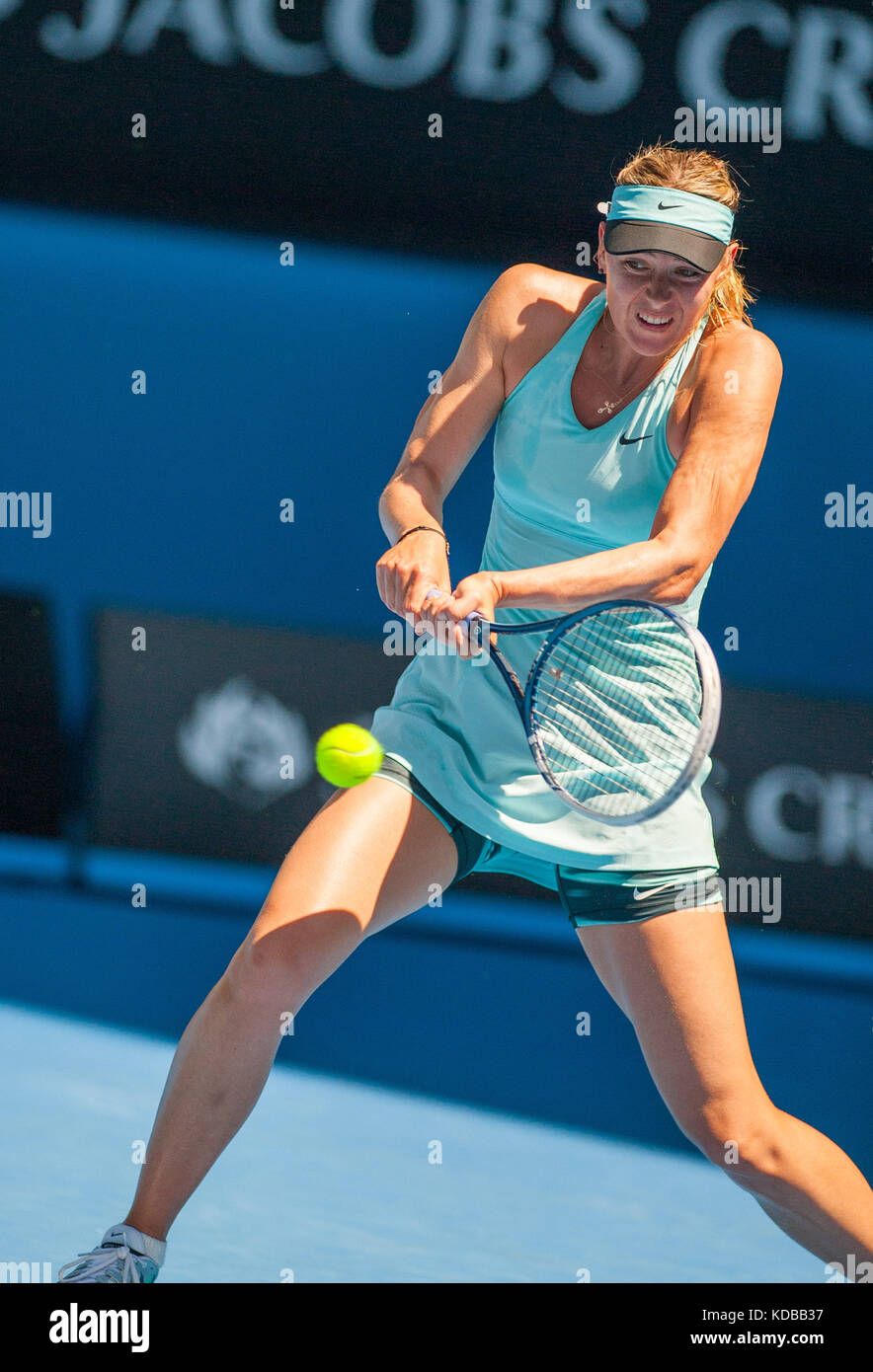 Maria Sharapova (RUS) ha affrontato K. Knapp (ITA) durante il quarto giorno dell'Australian Open. Le temperature sono sempre i massimi a Melbourne e si prevede che raggiungano il 44 Foto Stock