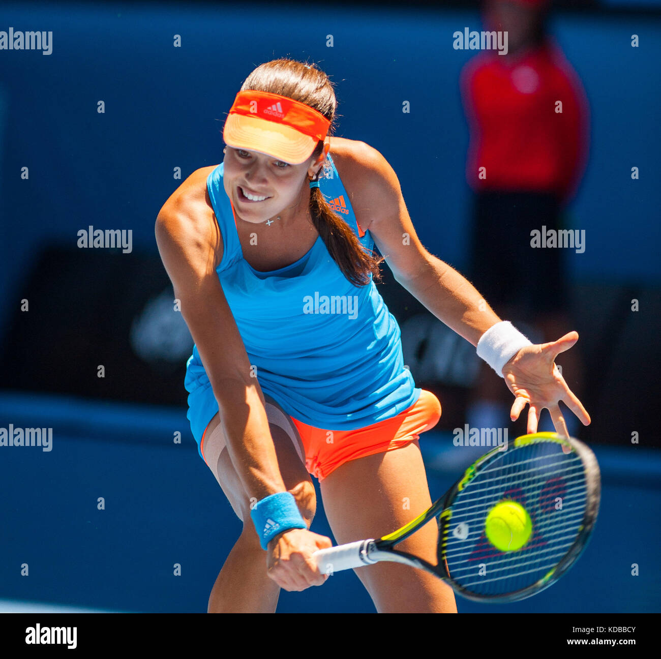 Ana Ivanovic compete all'aperto australiano. L'Australian Open - un grand slam torneo - è la manifestazione di apertura del tennis ogni anno di calendario. Foto Stock