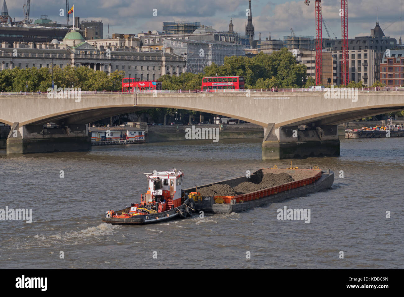 28 settembre 2017: una chiatta edificio contenente sabbia trainato in direzione est fino al fiume Tamigi avvicinando waterloo bridge Foto Stock