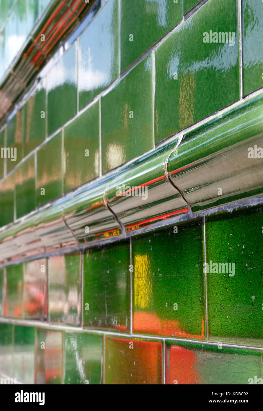 Piastrelle verdi sulla parte esterna del alma taverna, Wandsworth, london, Regno Unito Foto Stock