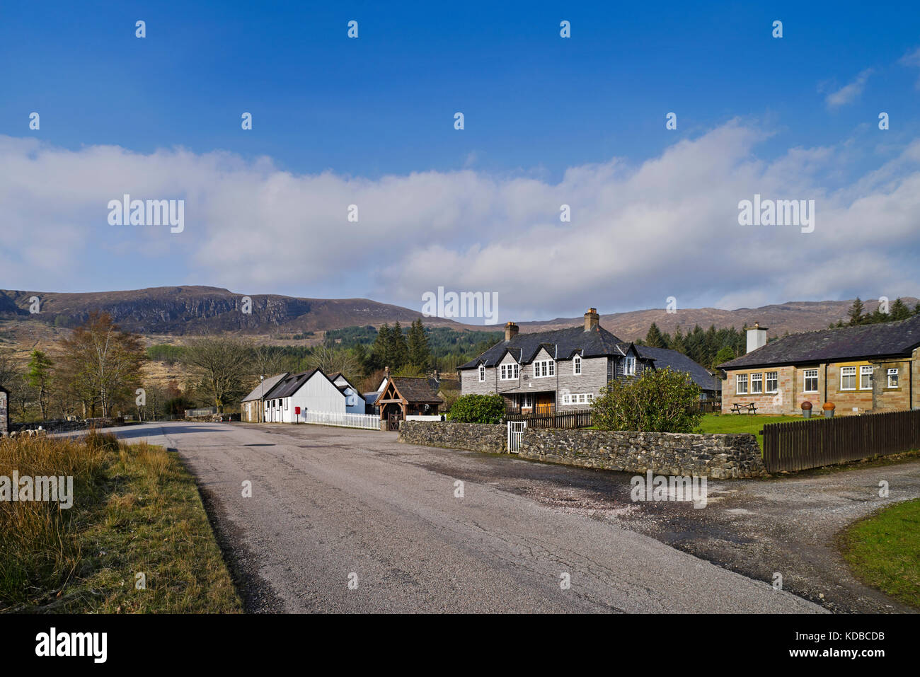 Lavoratori' cottages e altri edifici immobiliari nella frazione di Achfary, il Duca di Westminster Reay del patrimonio forestale, Sutherland, Highlands scozzesi Foto Stock