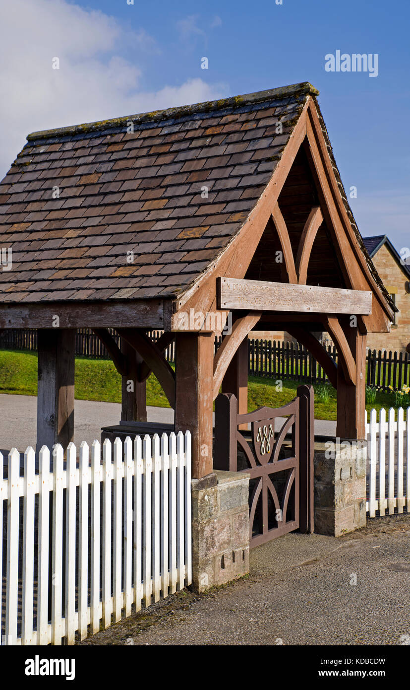 Lych in legno-gate a Achfary, Sutherland, Highlands scozzesi, eretta dai lavoratori sul Reay patrimonio forestale in memoria del Ii Duca di Westminster. Foto Stock