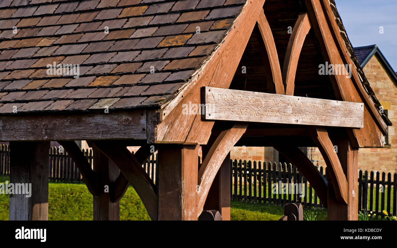 Lych in legno-gate a Achfary, Sutherland, Highlands scozzesi, eretta dai lavoratori sul Reay patrimonio forestale in memoria del Ii Duca di Westminster. Foto Stock
