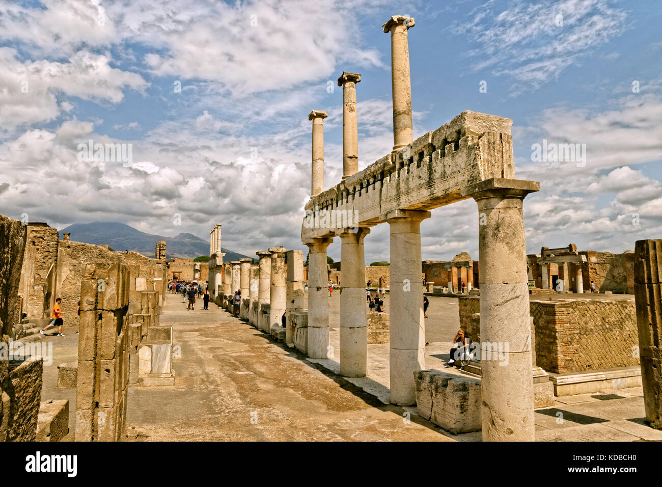 Modo arcadica con colonne doriche al Forum di le rovine di una città romana di Pompei a Pompei Scavi vicino a Napoli, Italia. Vesuvio in distanza. Foto Stock
