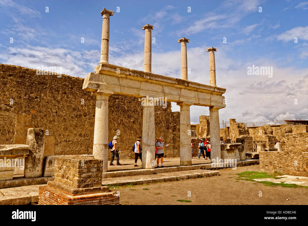 Modo arcadica con colonne doriche al Forum di le rovine di una città romana di Pompei a Pompei Scavi vicino a Napoli, Italia. Foto Stock