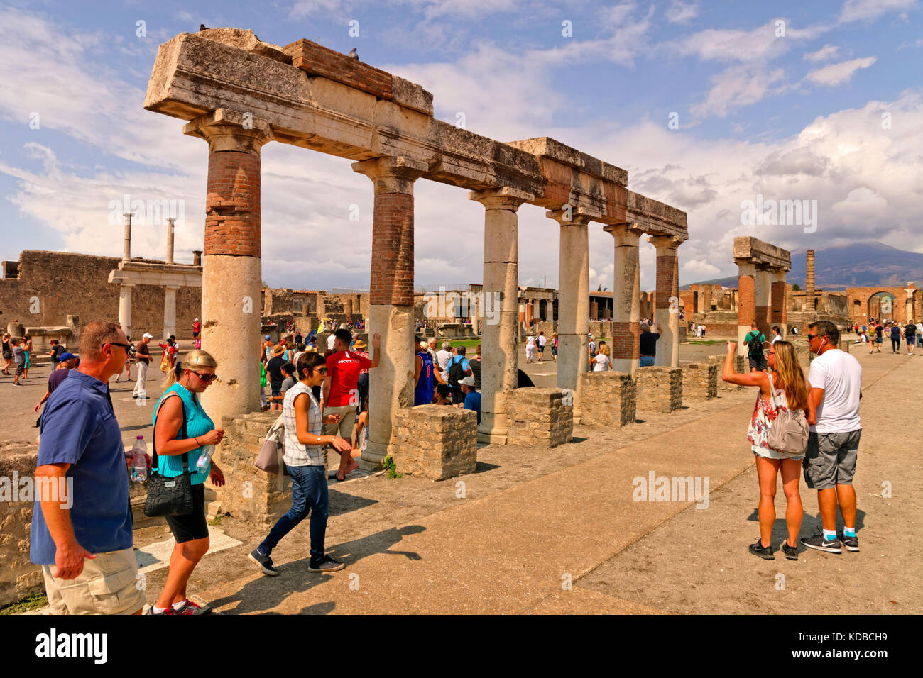 Colonne in zona Forum in le rovine di una città romana di Pompei a Pompei Scavi vicino a Napoli, Italia. Foto Stock