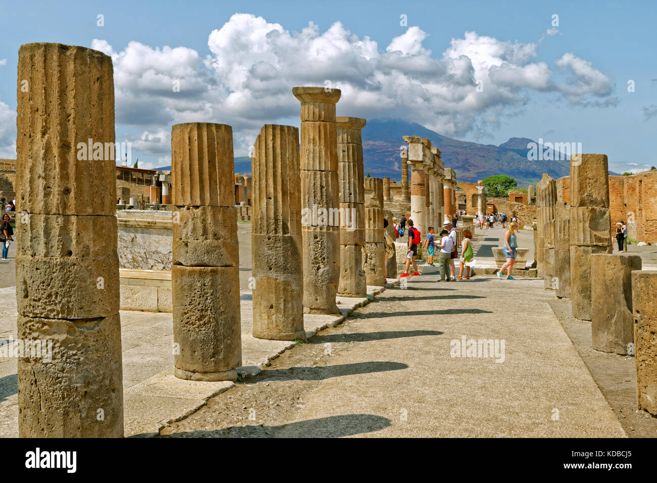 Modo arcadica con colonne doriche al Forum di le rovine di una città romana di Pompei a Pompei Scavi vicino a Napoli, Italia. Vesuvio in distanza. Foto Stock
