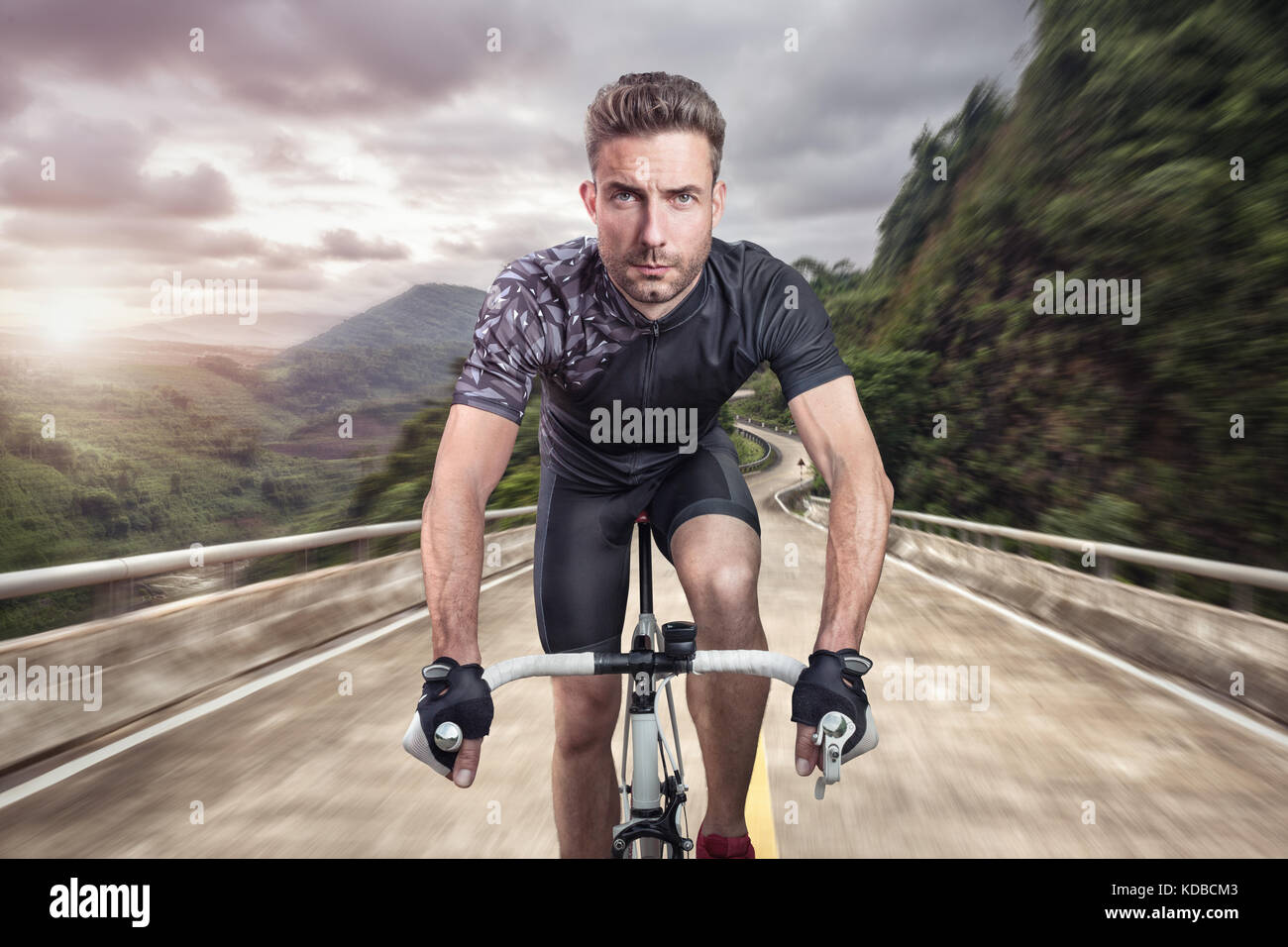 Athletic Uomo su una bicicletta - Vista frontale Foto Stock