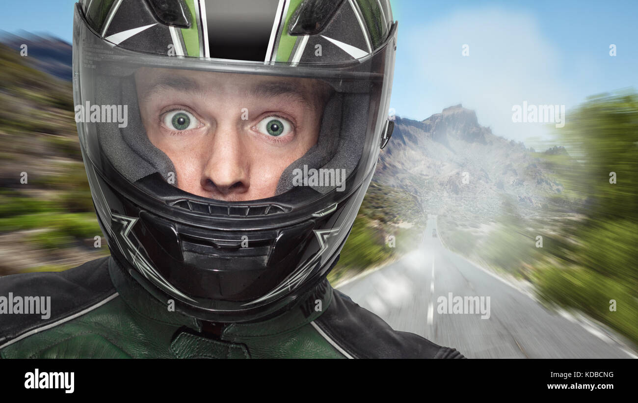 Biker in un casco con occhi spalancati Foto Stock