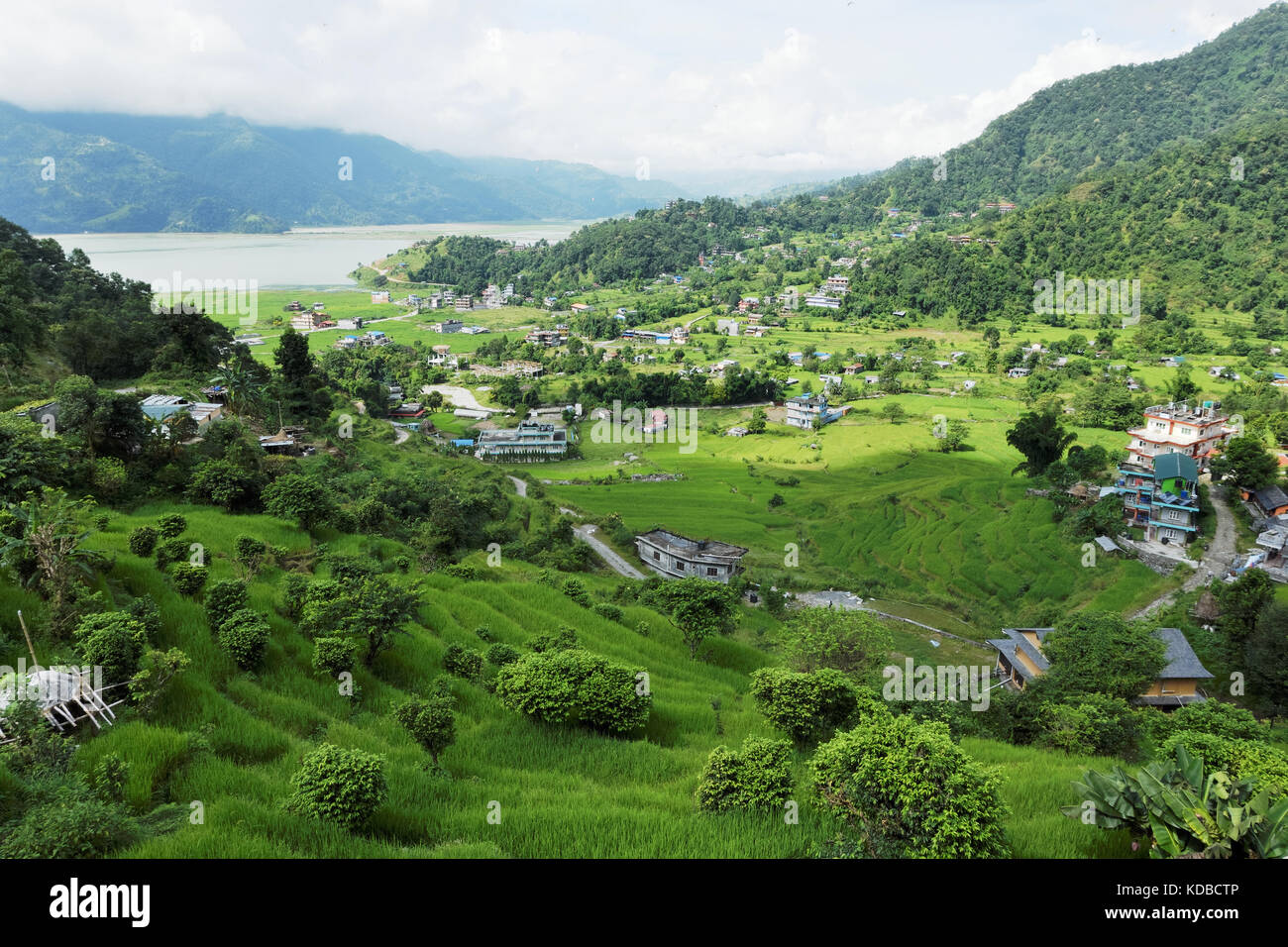 Una piccola città in una zona molto verde valle Foto Stock