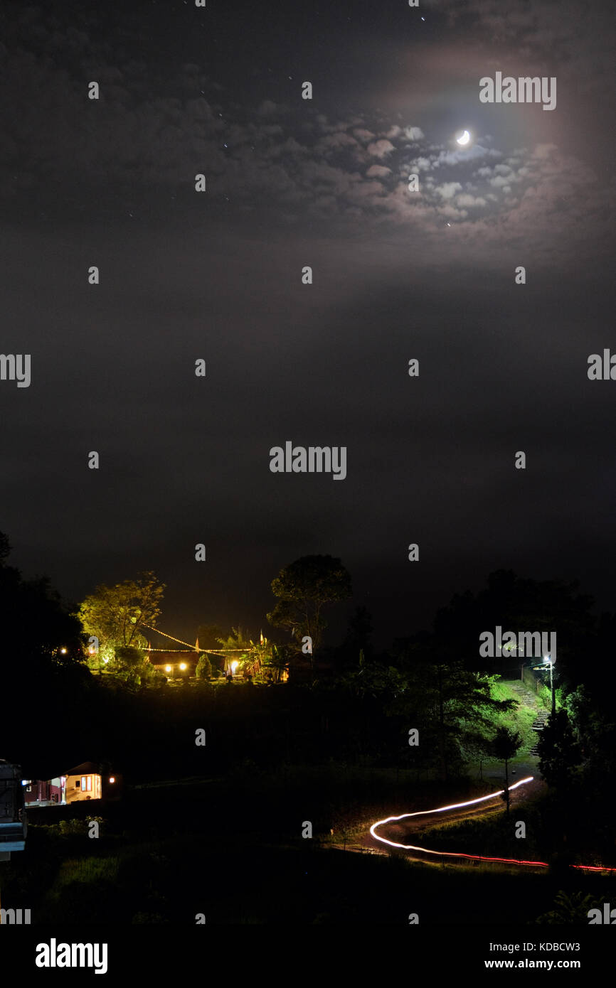 Paesaggio notturno con la luna Foto Stock