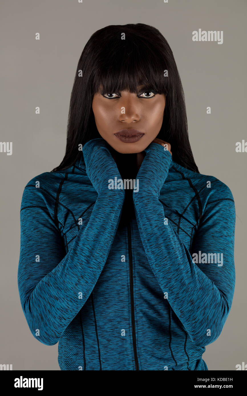 Un bel nero modello fitness fotografati contro uno sfondo semplice. Foto Stock