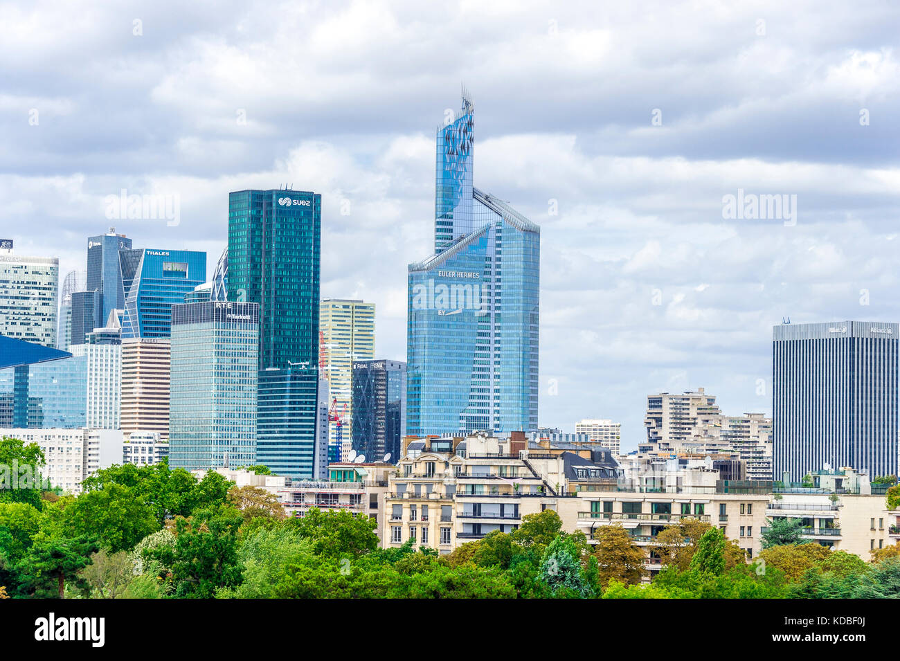 La vista dal balcone superiore di fondazione di Louis Vuitton a Parigi verso il quartiere della Défense Foto Stock
