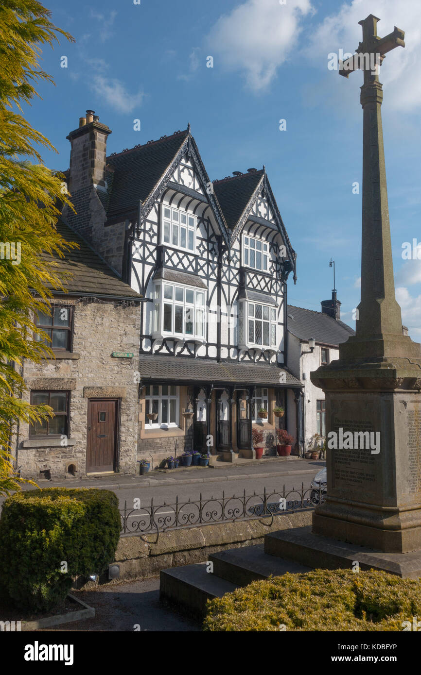 Croce commemorativa e in bianco e nero in casa tideswell, la cattedrale del picco, nel distretto di picco del Derbyshire, Inghilterra Foto Stock