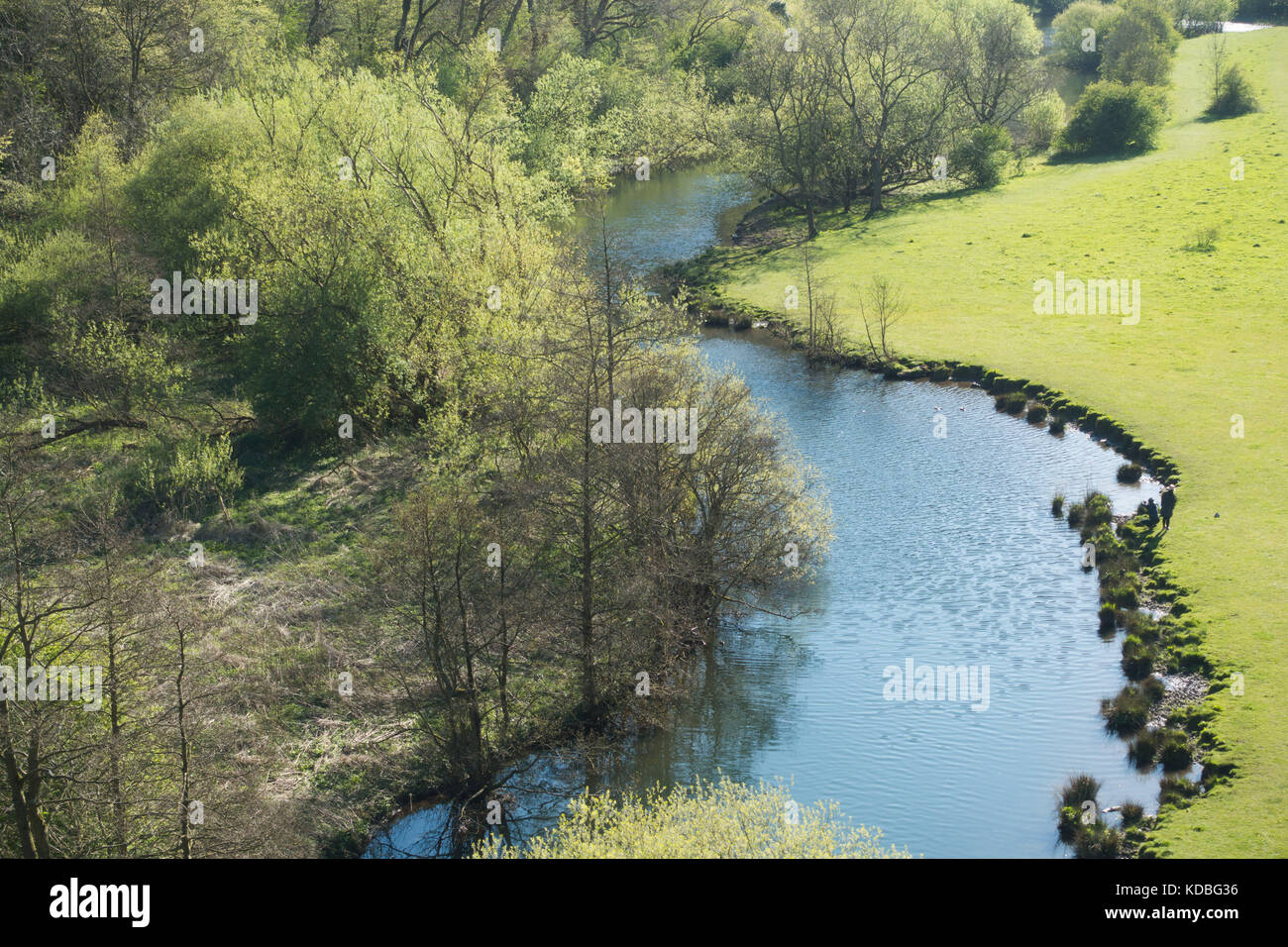 Vista spettacolare dalla testa monsal del fiume Wye fluente attraverso monsal dale, Derbyshire, Inghilterra, entually per soddisfare il Derwent Foto Stock