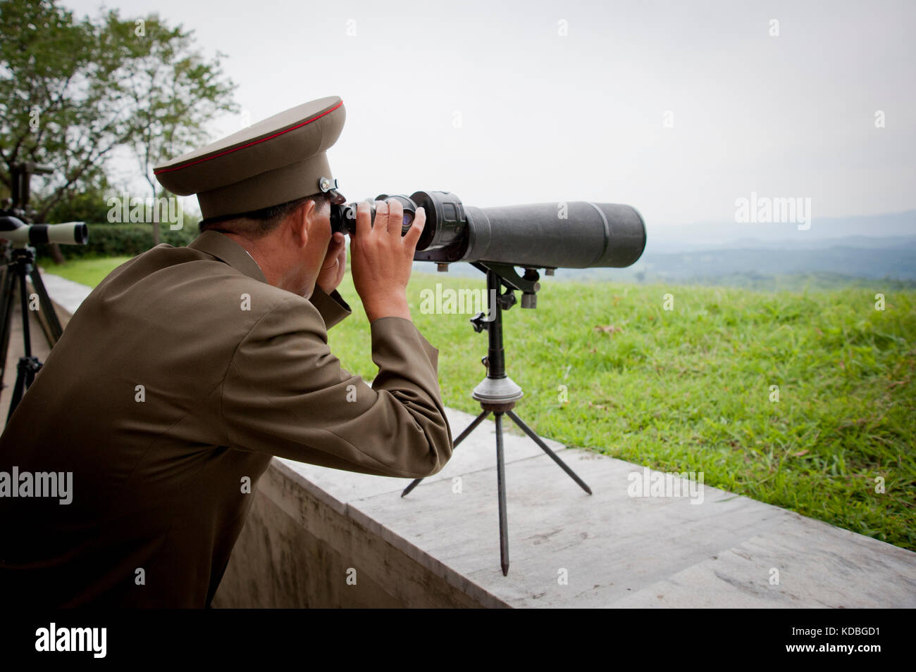Un officier en charge de la vivité de la DMZ (zone coréenne démilitarisée) le 7 ottobre 2012. Un funzionario responsabile della visita alla DMZ ( Demilitare Foto Stock