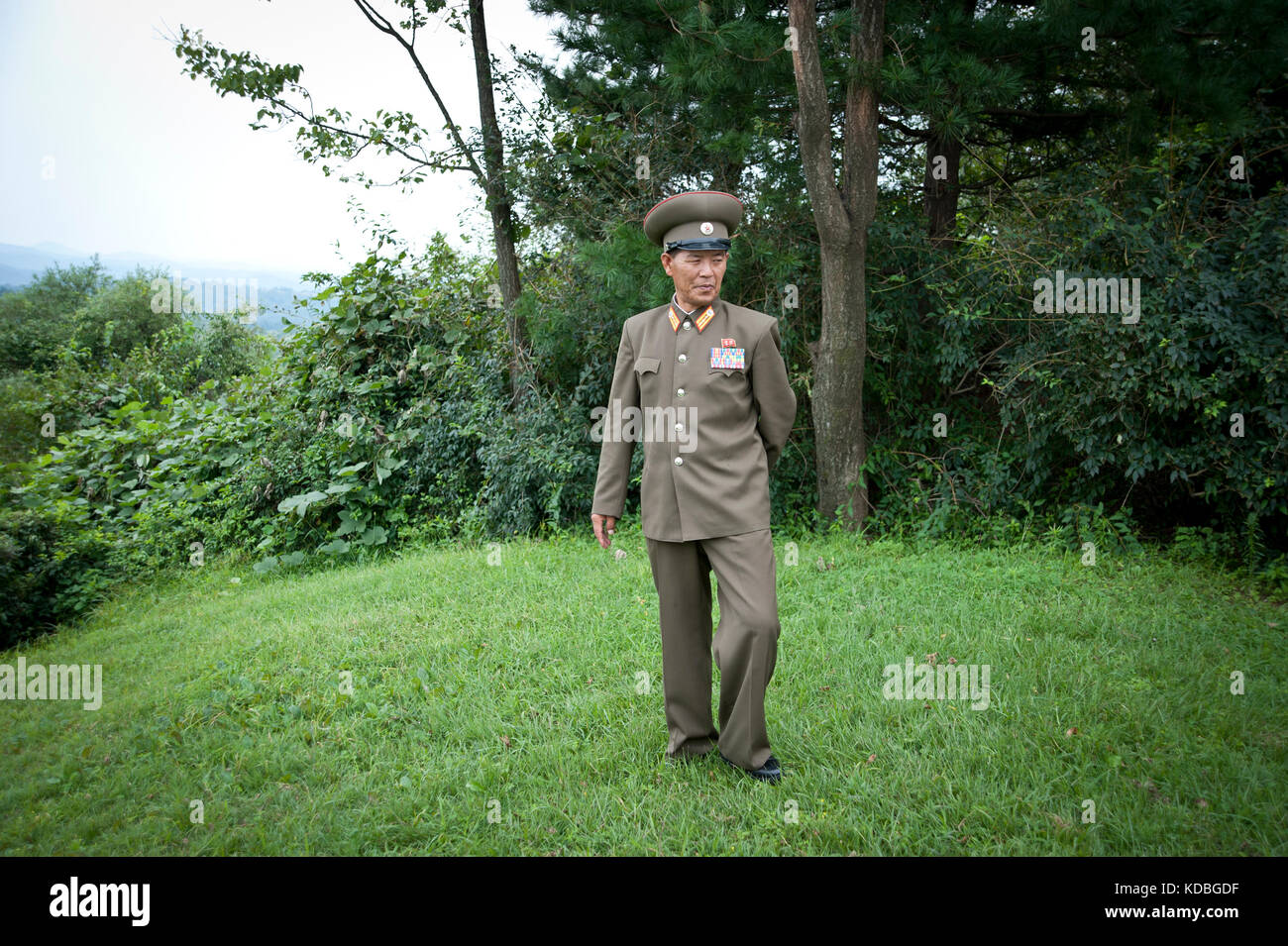 Un officier en charge de la vivité de la DMZ (zone coréenne démilitarisée) le 7 ottobre 2012. Un funzionario responsabile della visita alla DMZ ( Demilitare Foto Stock