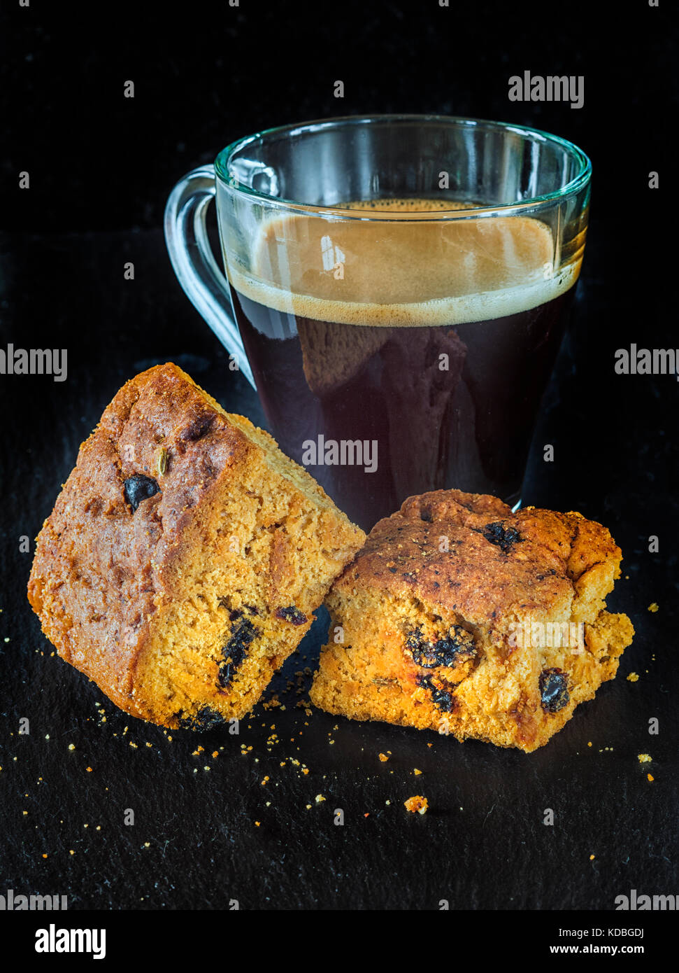 Caffè nero in una tazza di caffè e 2 fette biscottate Foto Stock