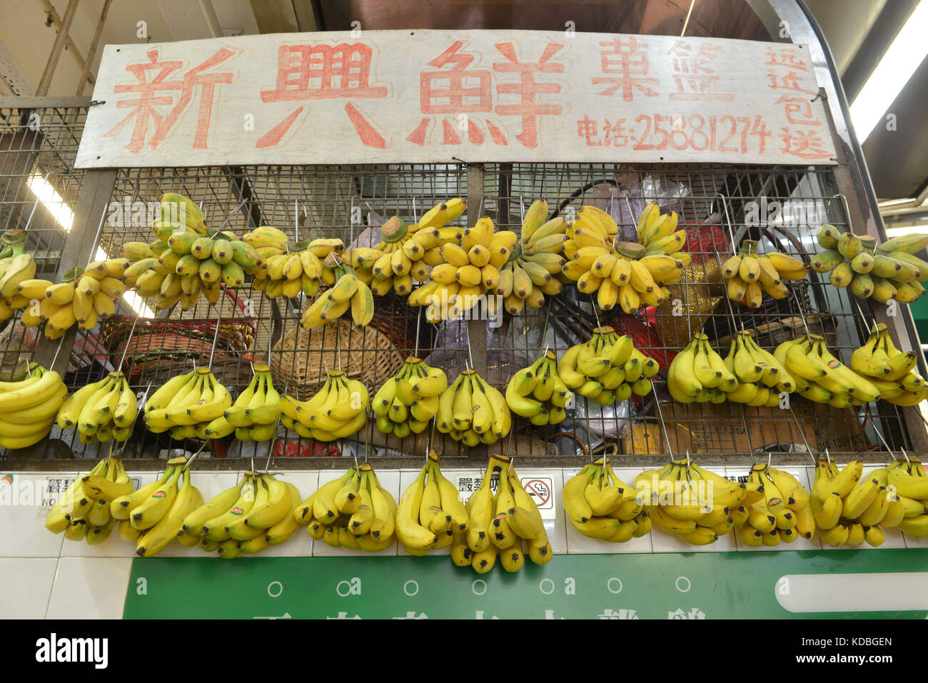 Cina: Hong Kong. I grappoli di banane allentati al Lockhart road market nel distretto di Wan Chai; frutta e verdura; pasto; dieta, il commercio di generi alimentari, feedi Foto Stock