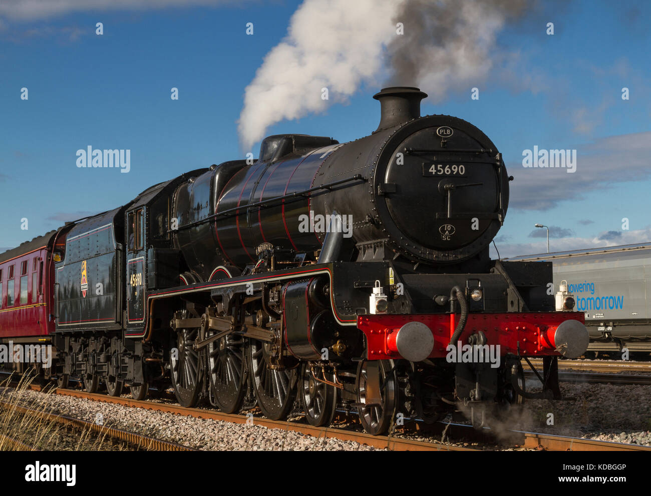 Leander 45690, in BR fine anni '40 foderato livrea nera, sulla costa di Coast Express a Milford Loop, North Yorkshire, Regno Unito, 30 luglio 2016. Foto Stock