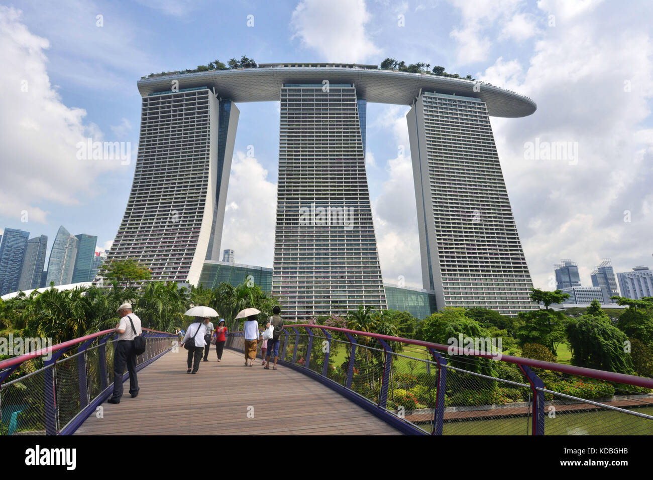 Singapore. Il Marina Bay sands hotel enorme complesso con tre hotel di 55 piani, una terrazza sul tetto che copre un ettaro, i 2.560 camere, un casinò e un Foto Stock