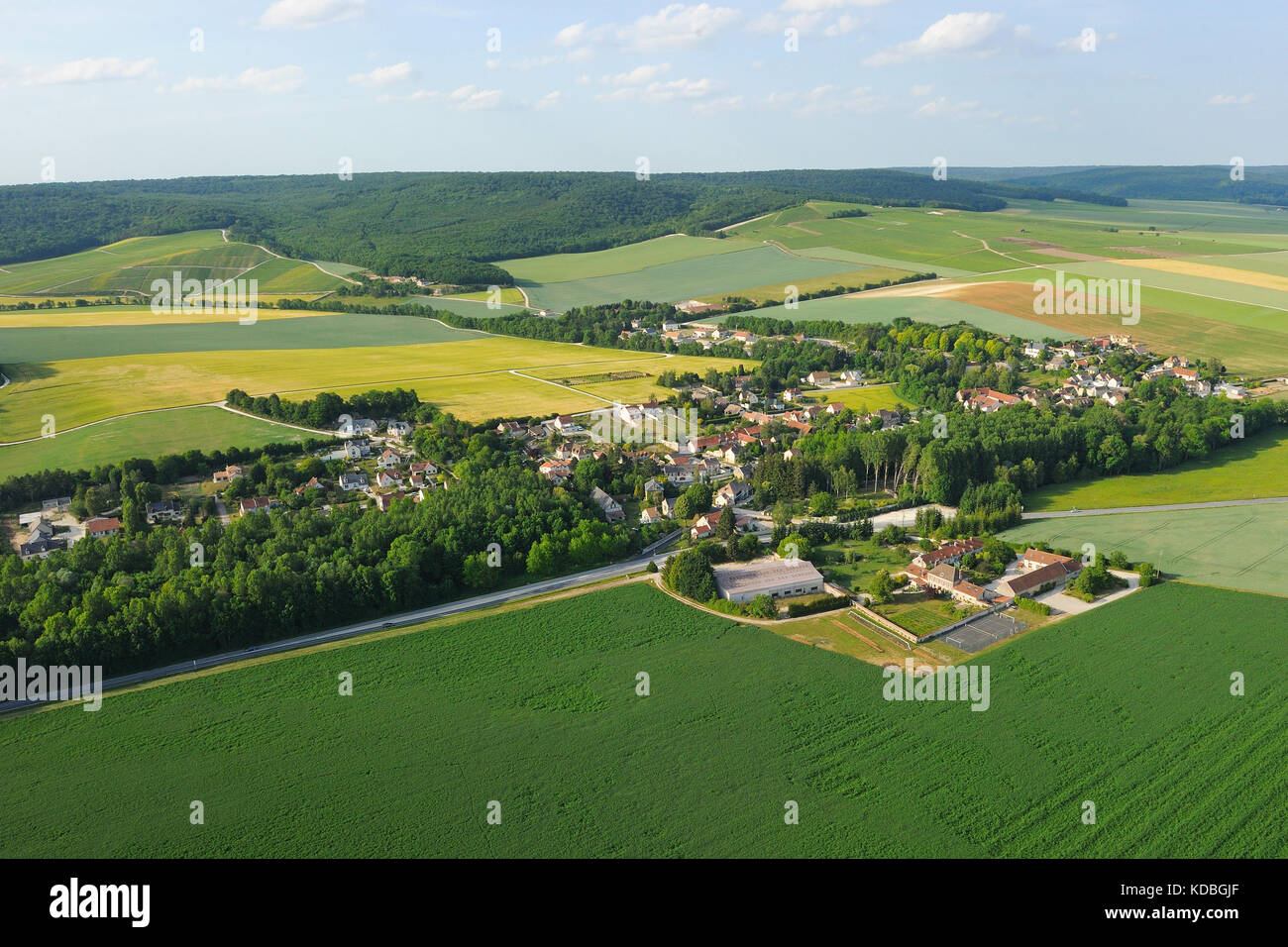 Fontaine-sur-Ay (nord-est della Francia). Vista aerea del borgo e la campagna circostante con i vigneti della Champagne. Foto Stock