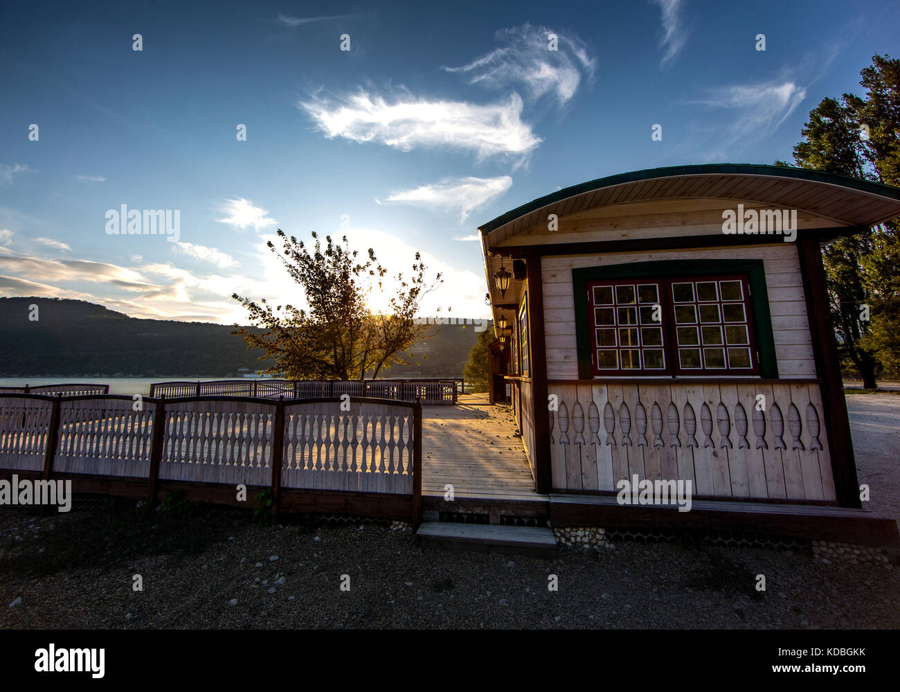 Esterno della casa in autunno al tramonto. insediamento in un posto bellissimo dal lago di montagna. il cielo blu, il tramonto . scenario, cinema, romanticismo. l Foto Stock