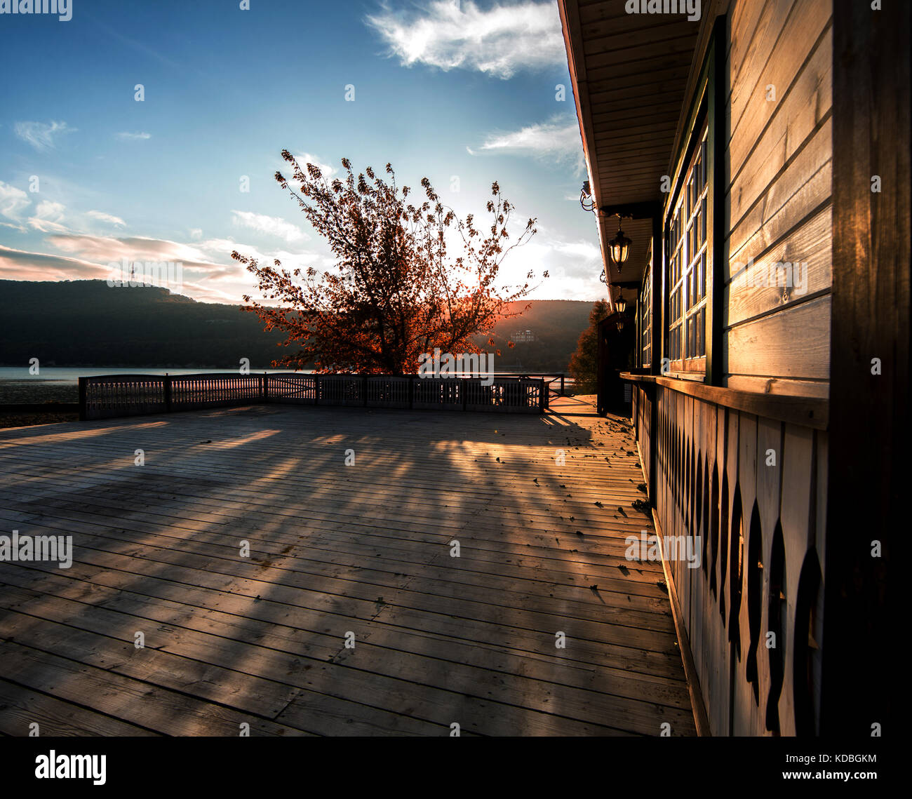 Serata autunnale, negligenza, la bellezza di autunno, riposo, autunno patio con una casa ed un albero al tramonto i raggi del sole Foto Stock