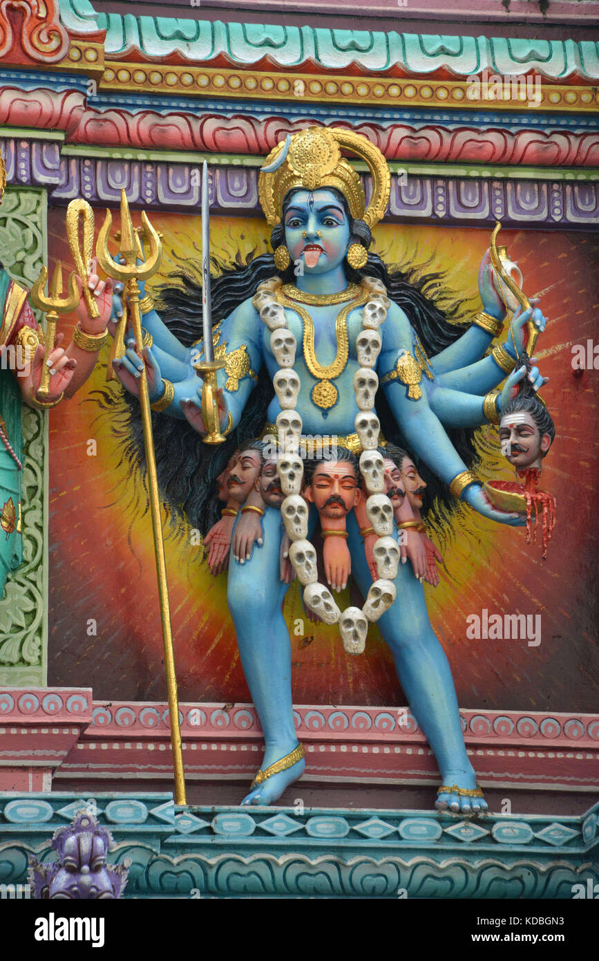 Singapore. Serangoon Road, Little India District, sculture e statue sulla facciata esterna del Tempio Hindu Sri Veeramakaliamman, dedicata a K Foto Stock