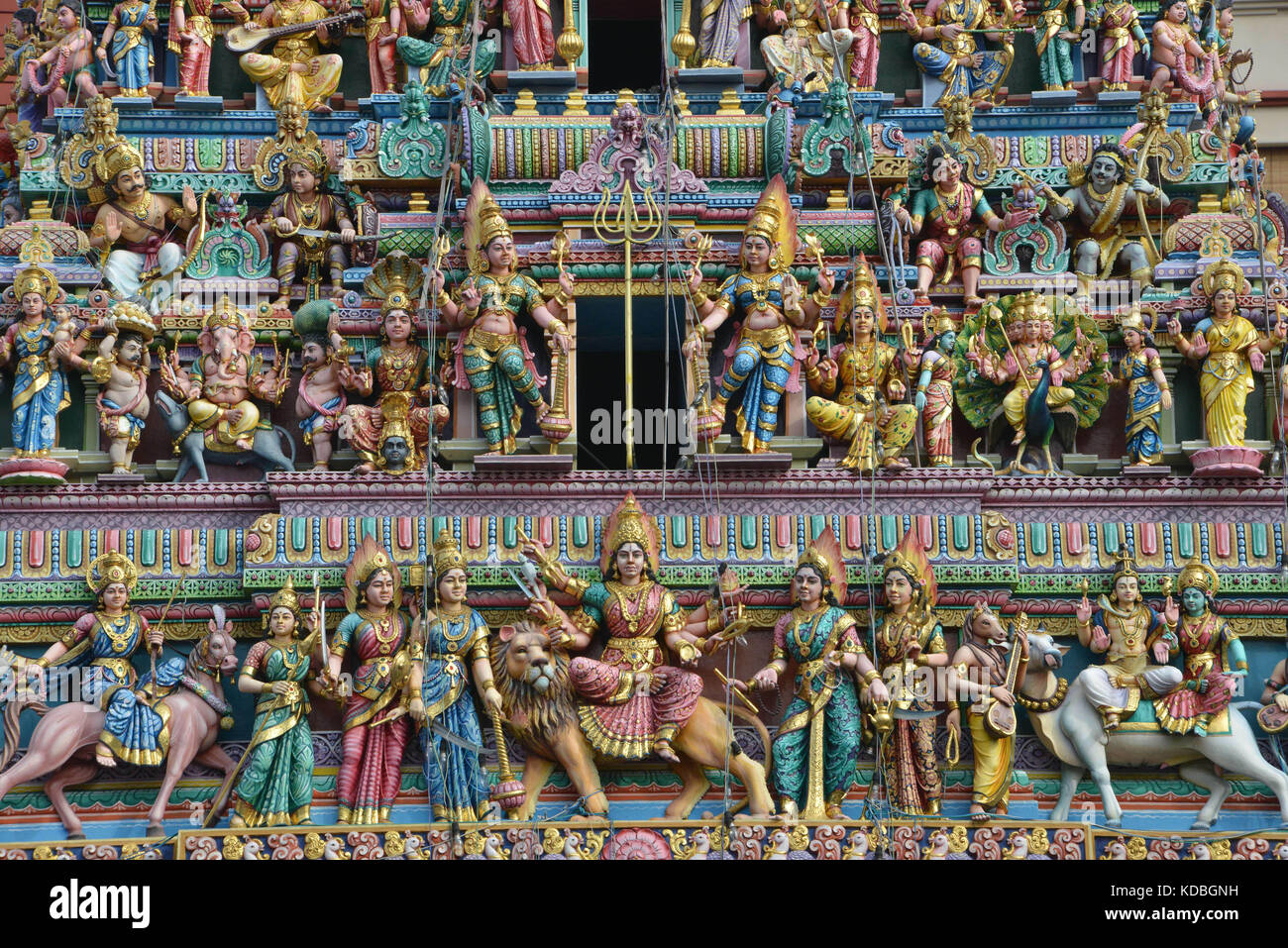 Singapore. Serangoon Road, Little India District, sculture e statue sulla facciata esterna del Tempio Hindu Sri Veeramakaliamman, dedicata a K Foto Stock