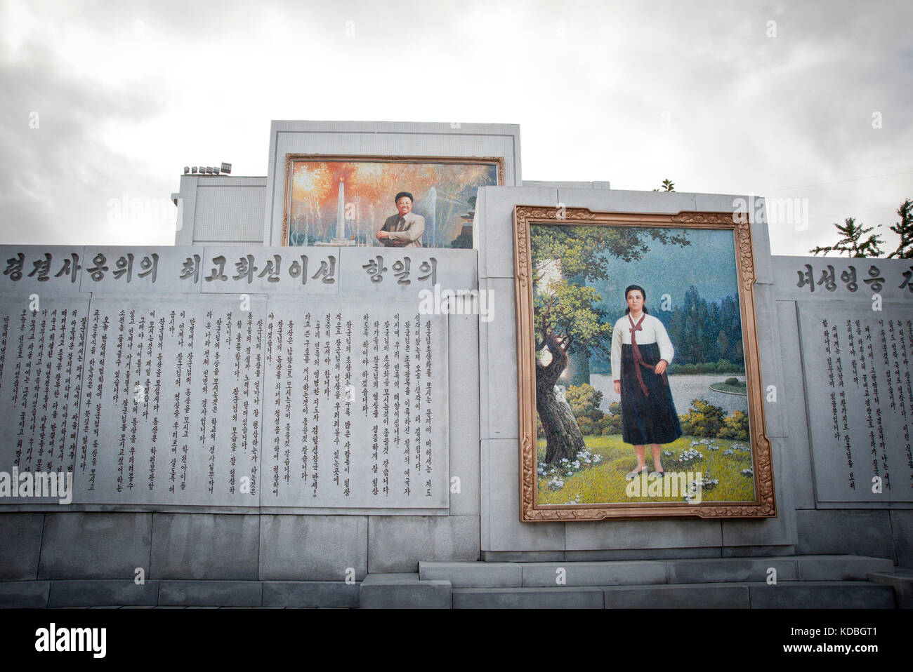 Le jour de la fête nationale, tous les Nord coréens ont l'obbligation de saluer les immenses statues des leaders, Pyongyang le 8 ottobre 2012. Il giorno Foto Stock