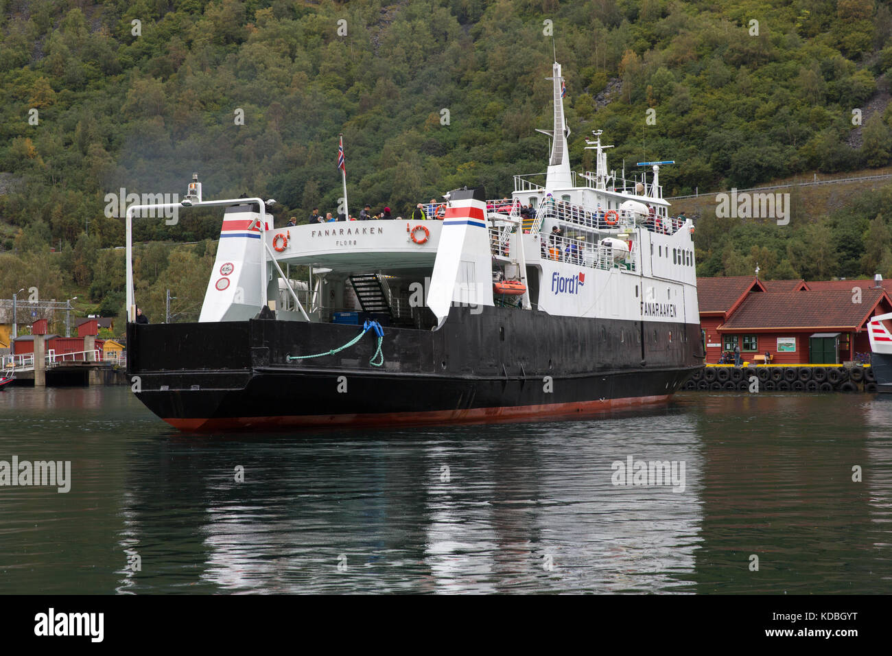 Il Fanaraaken, una di trasporto passeggeri e di traghetto roro del fiordo1 company sta lasciando Flåm in Norvegia Foto Stock