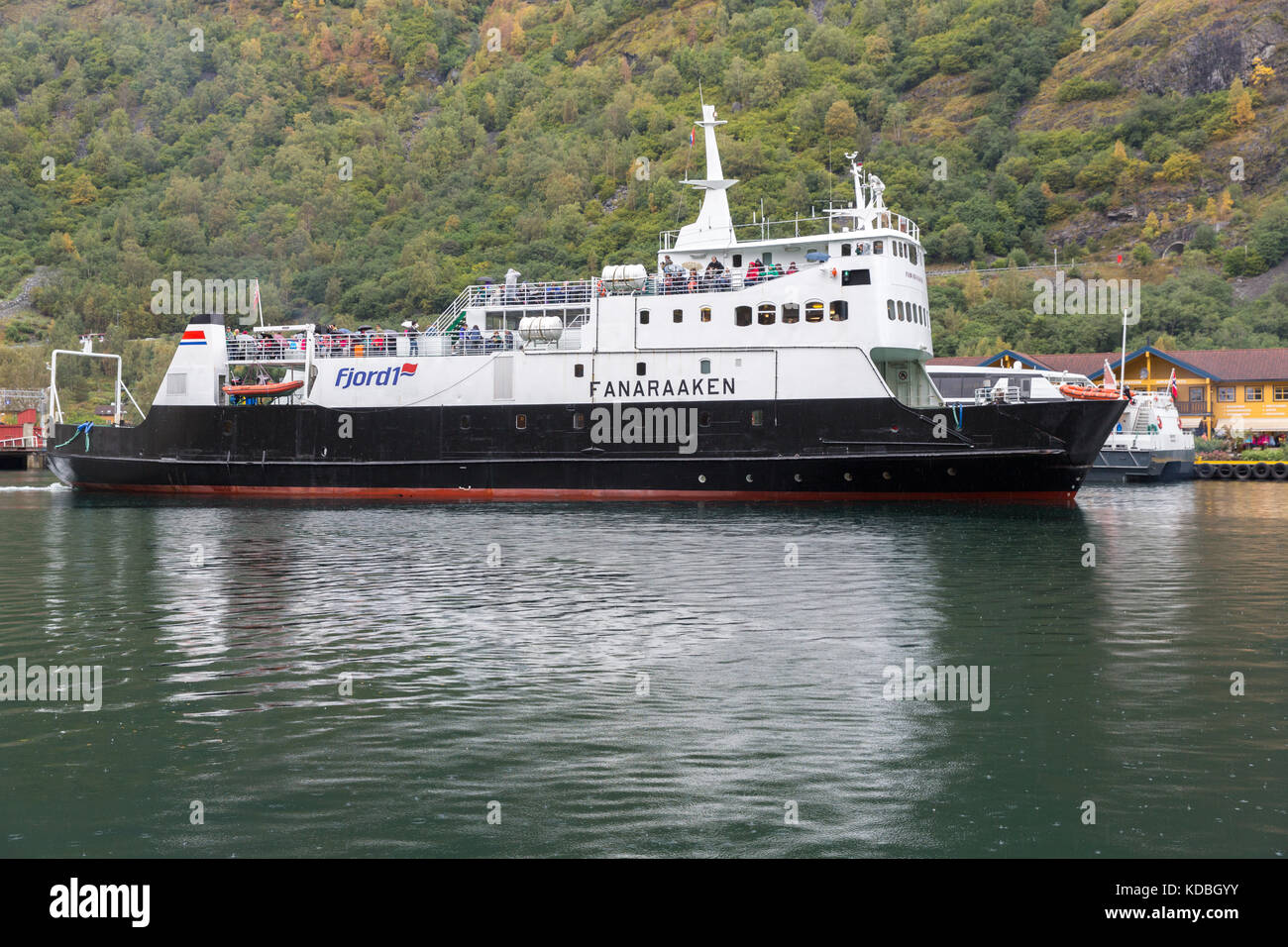 Il Fanaraaken, una di trasporto passeggeri e di traghetto roro del fiordo1 company sta lasciando Flåm in Norvegia Foto Stock