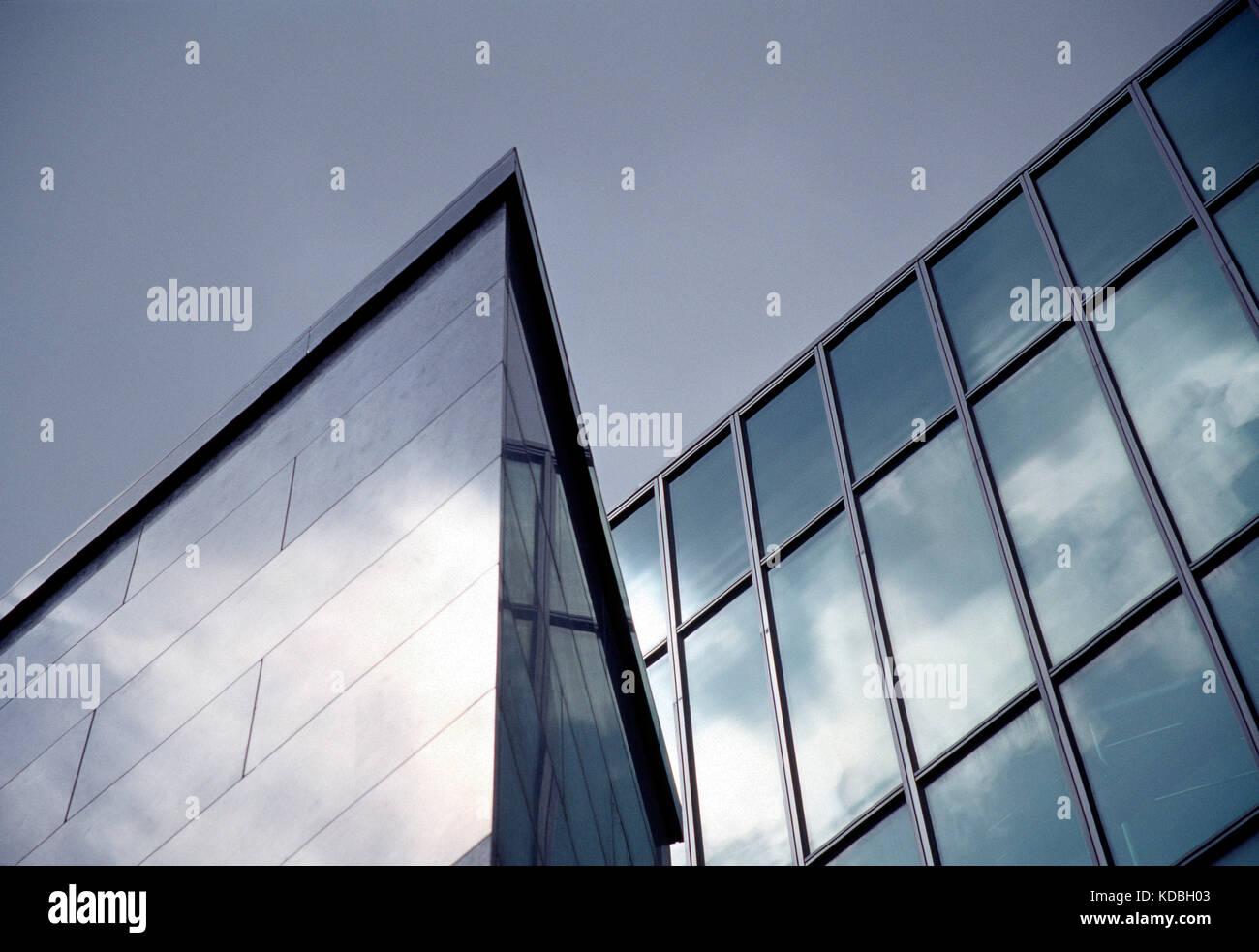 Architettura. Punto di vista ad angolo basso della sezione di vetro di façade moderno edificio commerciale. Foto Stock