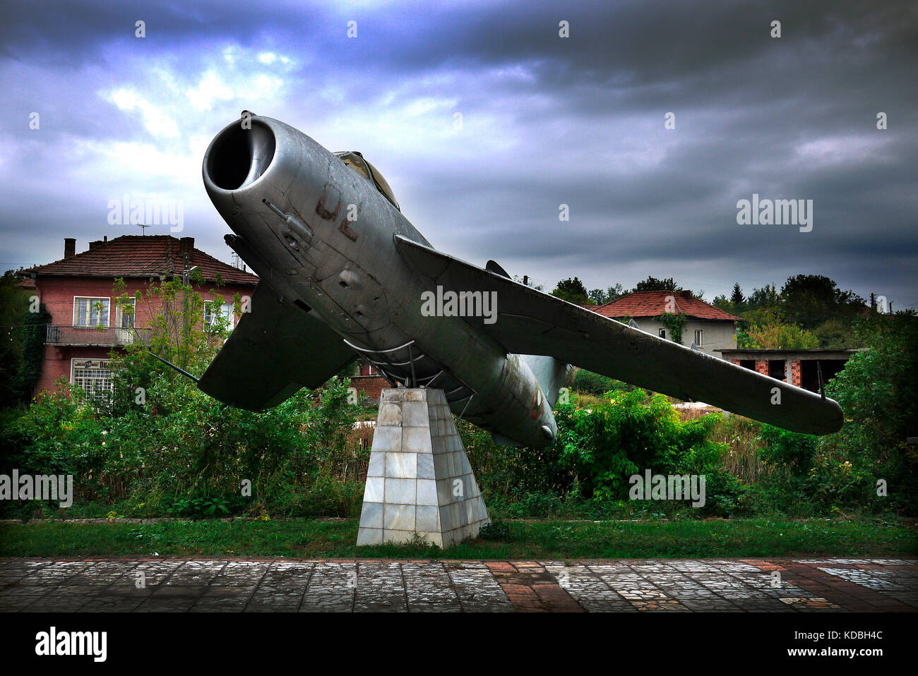 Mig fighter aircraft sul display nel villaggio di Kamenets in Pleven provincia di Bulgaria. Foto Stock