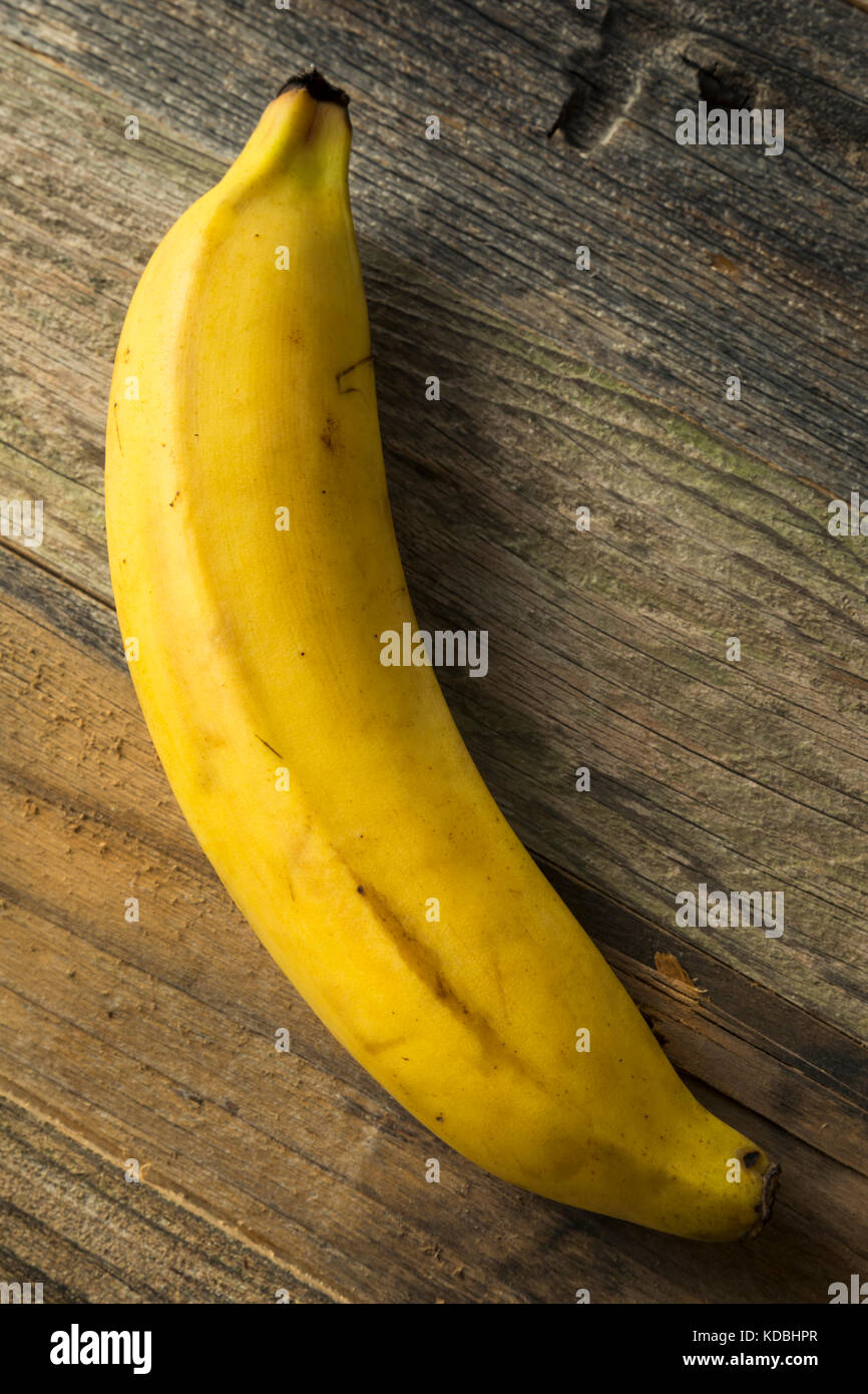 Materie organico giallo banane plantano pronto per tritare Foto Stock