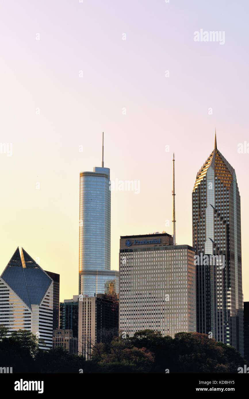 Una porzione sullo skyline di Chicago al di sopra delle estremità nord del Millennium Park si crogiola nel bagliore del sole del tardo pomeriggio. Chicago, Illinois, Stati Uniti d'America. Foto Stock