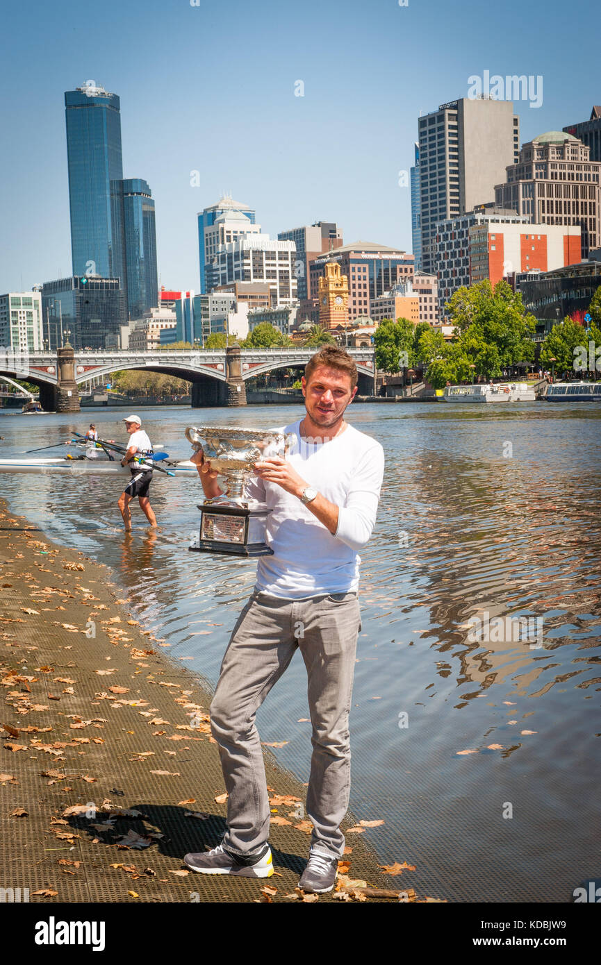 Stanislaus Wawrinka della Svizzera - vincitore del 2014 Australian Open Men's Singles, cammina lungo il fiume Yarra di Melbourne con il suo trofio da campionato Foto Stock