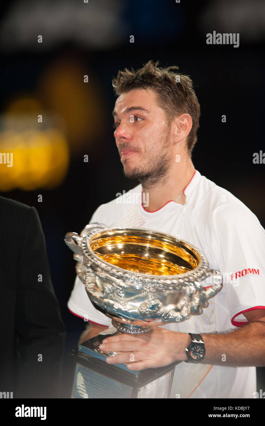 Stanislaus Wawrinka della Svizzera - qui con il trofeo di campionato - ha sconfitto il giocatore numero uno al mondo R. Nadal della Spagna per rivendicare il 201 Foto Stock