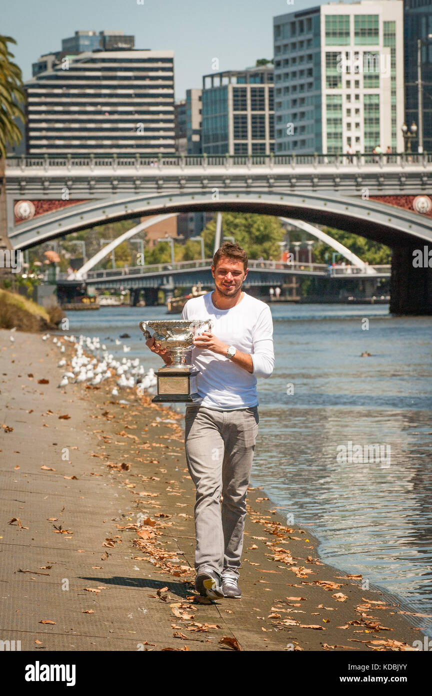 Stanislaus Wawrinka della Svizzera - vincitore del 2014 Australian Open Men's Singles, cammina lungo il fiume Yarra di Melbourne con il suo trofio da campionato Foto Stock