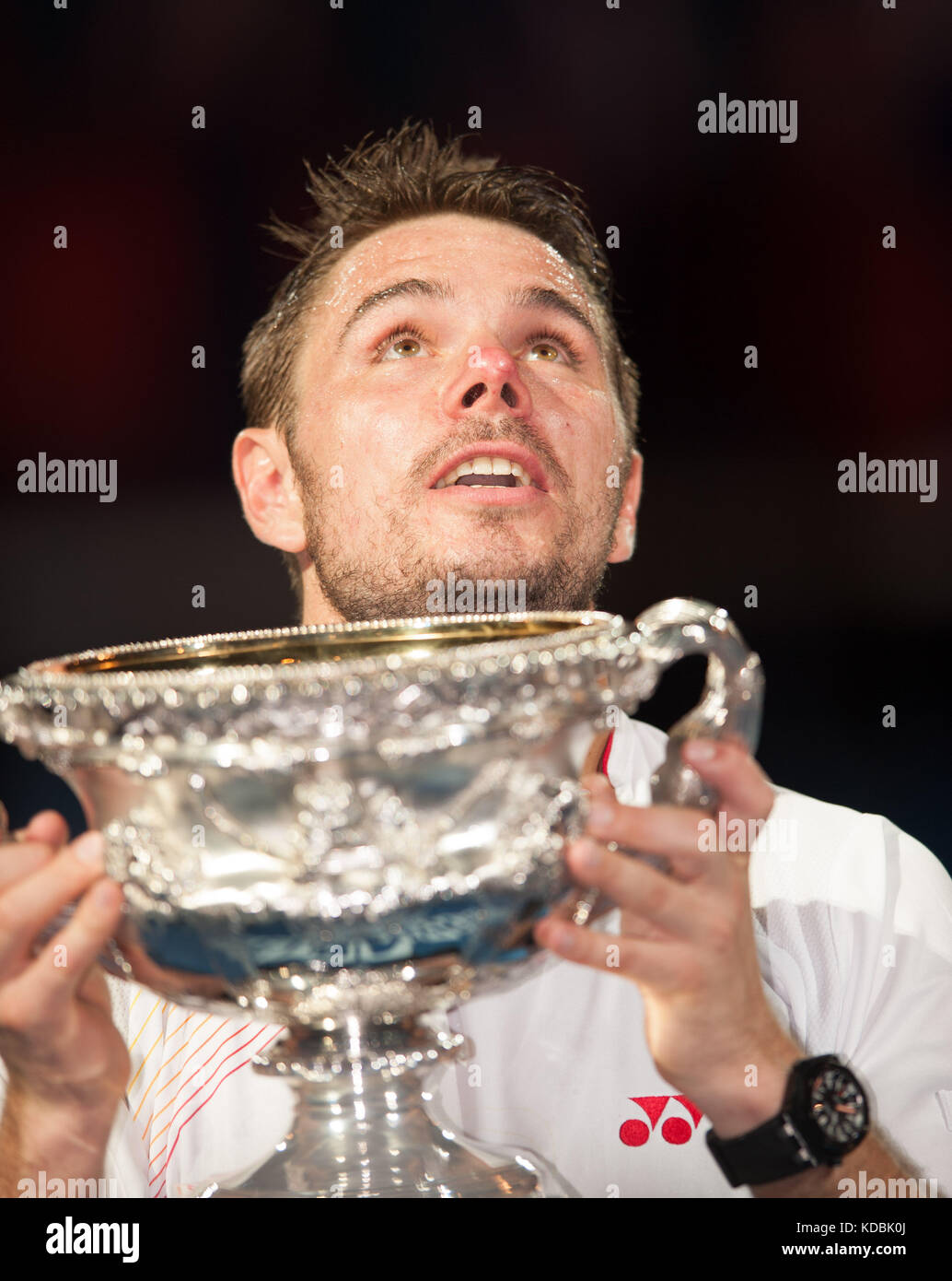 Stanislaus Wawrinka della Svizzera - qui con il trofeo di campionato - ha sconfitto il giocatore numero uno al mondo R. Nadal della Spagna per rivendicare il 201 Foto Stock