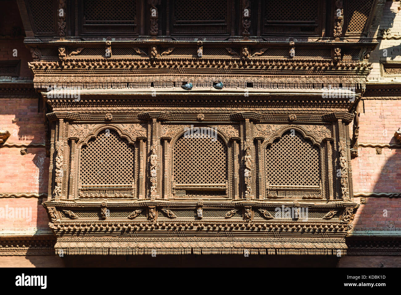 Molto vecchia finestra nepalese di legno chiamato Ankhi jhyal Foto Stock