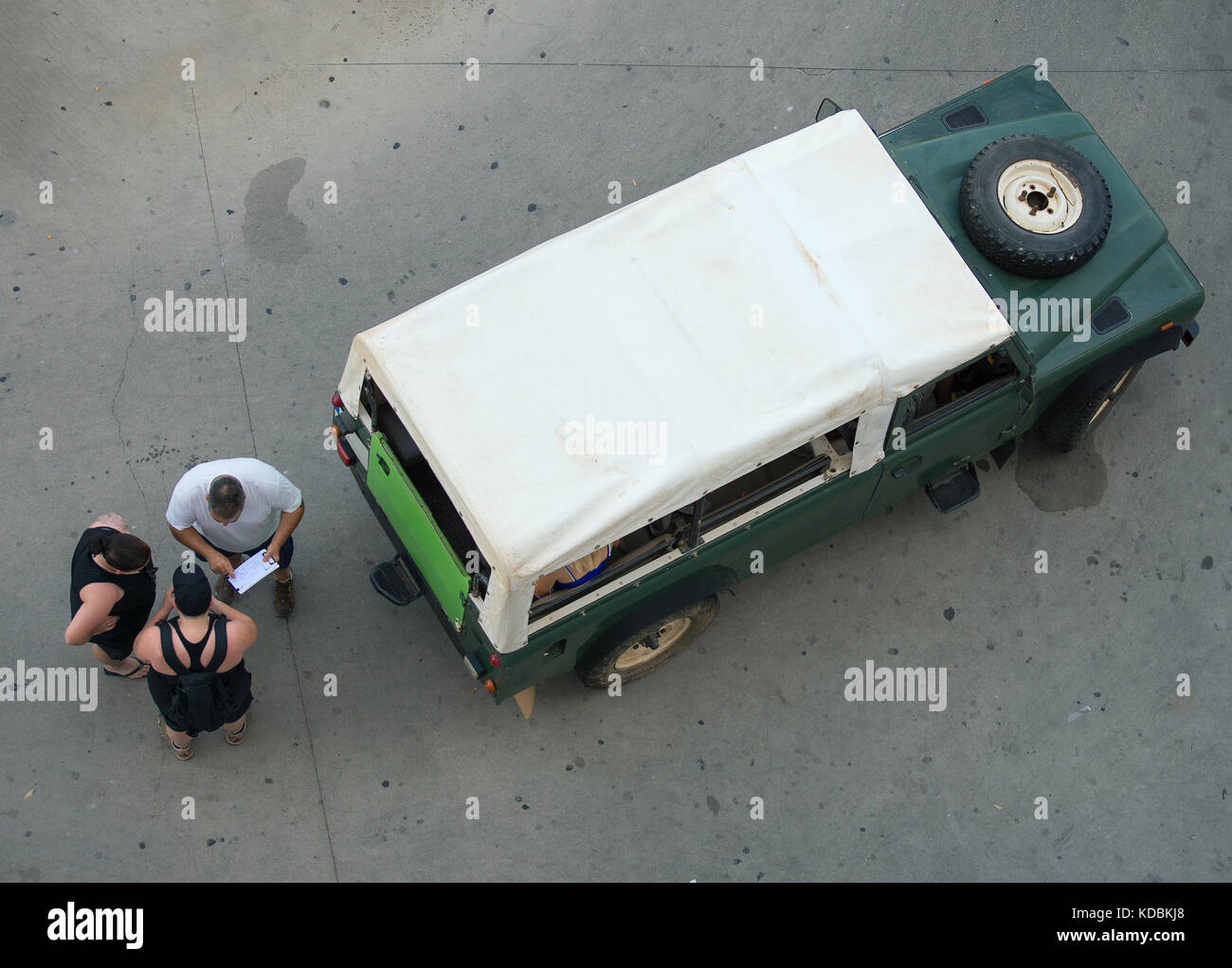 La gente sta andando sull'escursione sull'automobile di safari. Foto Stock