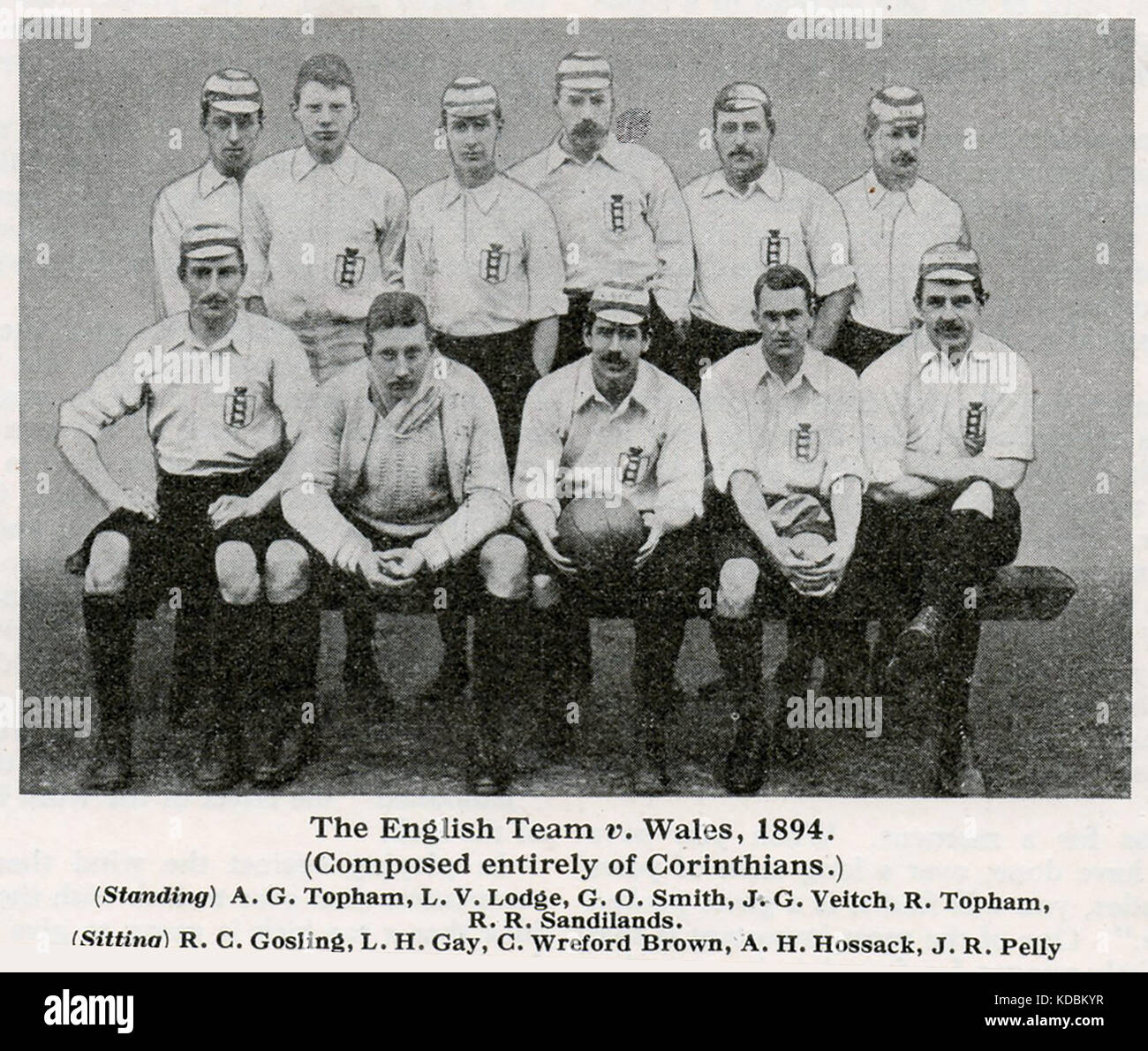 La nazionale inglese di calcio (calcio) Team del 1894 - con i nomi dei giocatori che hanno giocato contro il Galles - Corinthians - Topham; Lodge; Smith; Veitch; Sandlilands; Gosling; Gay; Wreford marrone; Hossack; Pelly.- Match è stato giocato a Wrexham XII marzo 1884. Foto Stock