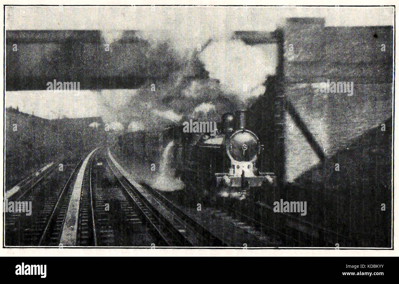 1914 LNWR un treno a vapore - London & North Western Railway Express il prelievo di acqua. Foto Stock