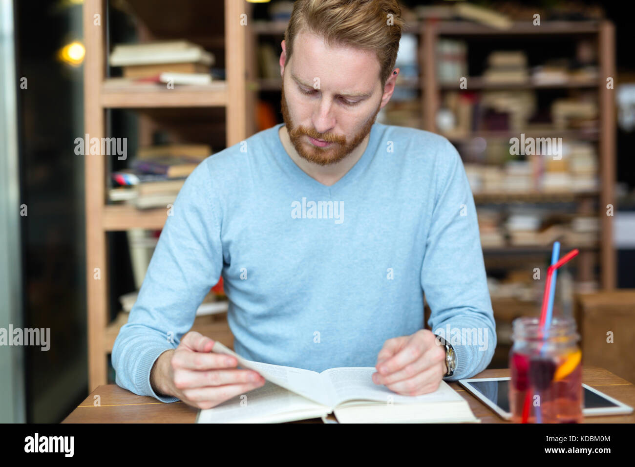 Giovane bello l apprendimento degli studenti in un coffee shop Foto Stock